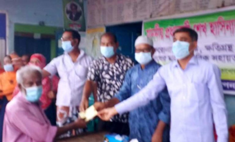তানোরে প্রধানমন্ত্রীর দেয়া খাদ্য সহায়তা বিতরণ