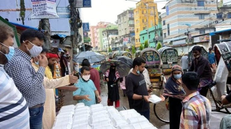 চট্রগ্রামে শ্রমজীবীদের তথ্যমন্ত্রীর বাসায় তৈরি খাবার বিতরণ