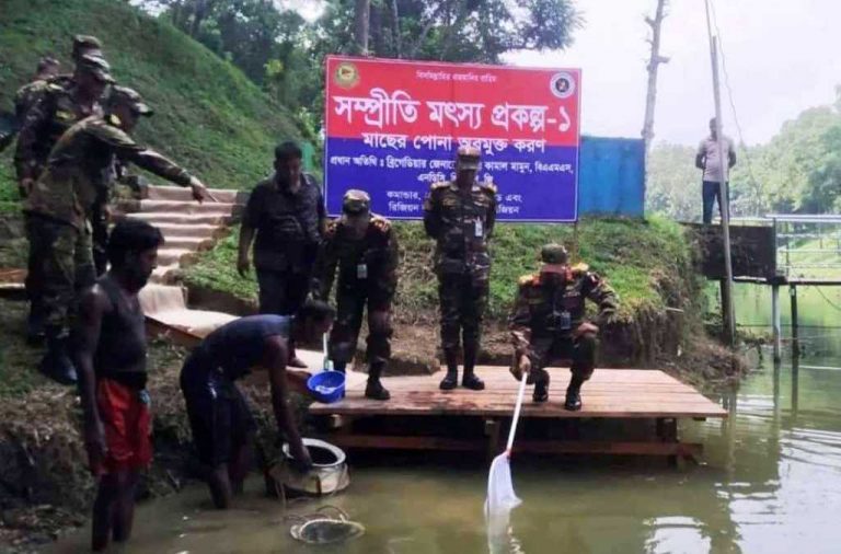খাগড়াছড়ির গুইমারা রিজিয়ন কমান্ডার চার হাজার মাছের পোনা অবমুক্ত করেন